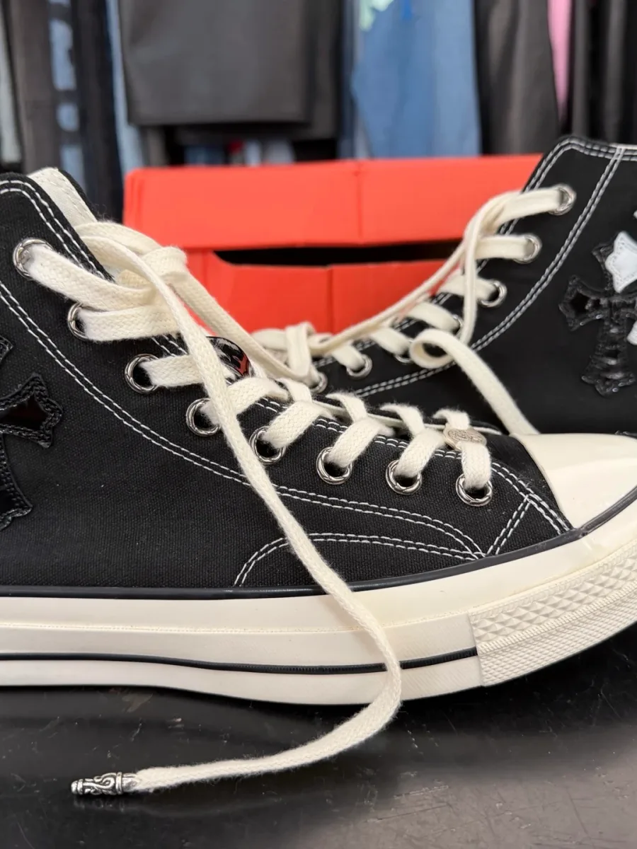 Кеды Chrome Hearts x Converse Chuck 70 сбоку на ровной поверхности