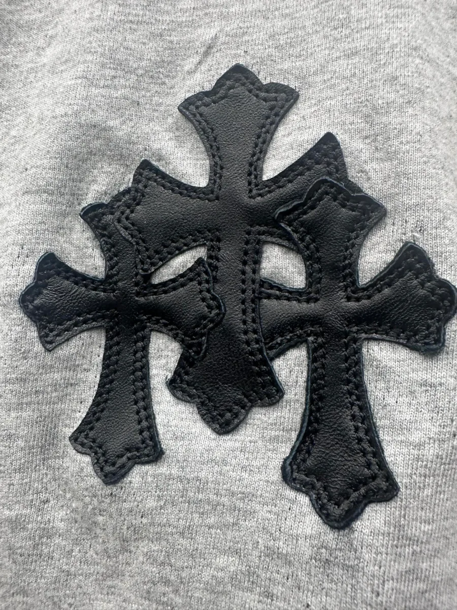 Кожаные нашивки-кресты на футболке Chrome Hearts