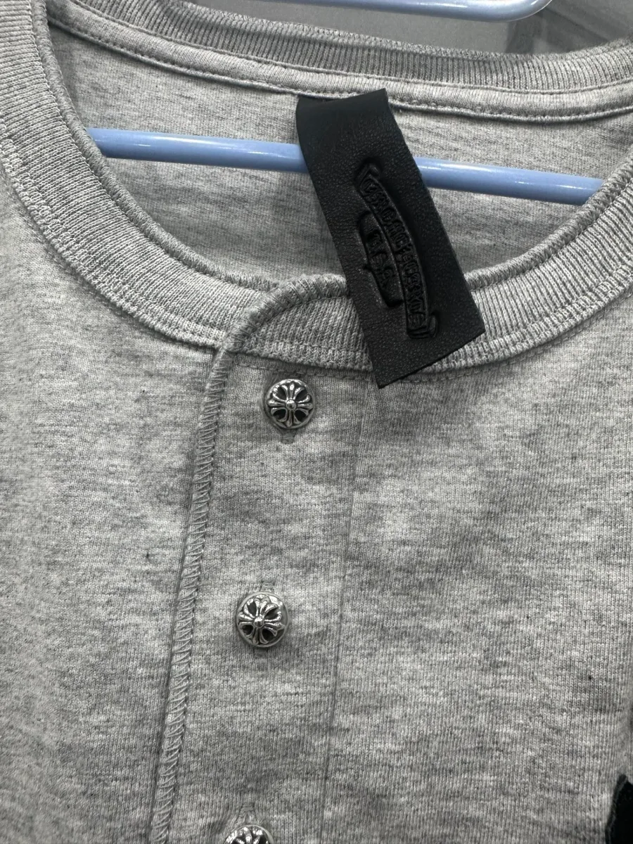 Воротник серой футболки Chrome Hearts с ярлыком