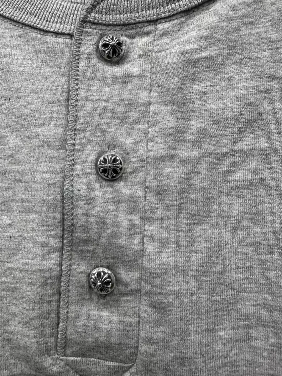 Пуговицы из серебра 925 пробы на серой футболке Chrome Hearts