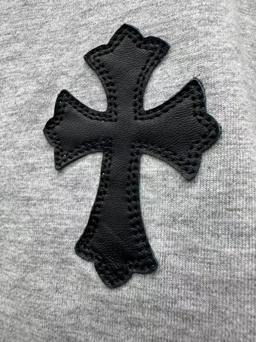 Кожаная нашивка-крест на серой футболке Chrome Hearts