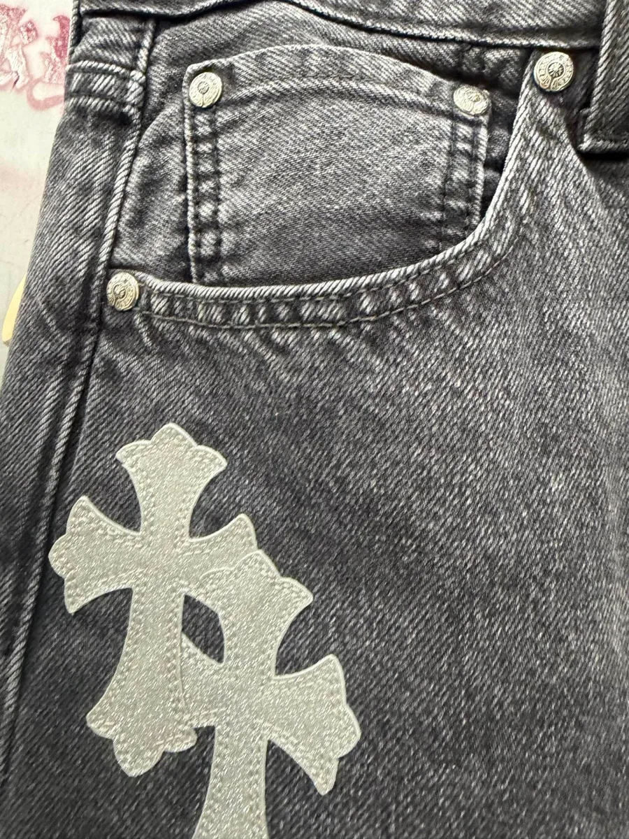 Деталь переднего кармана джинсов Chrome Hearts x Levi's 501 с кожаными патчами
