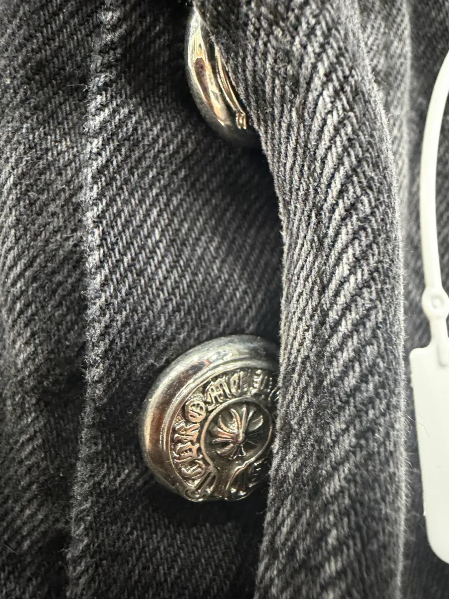 Фирменная металлическая пуговица джинсов Chrome Hearts