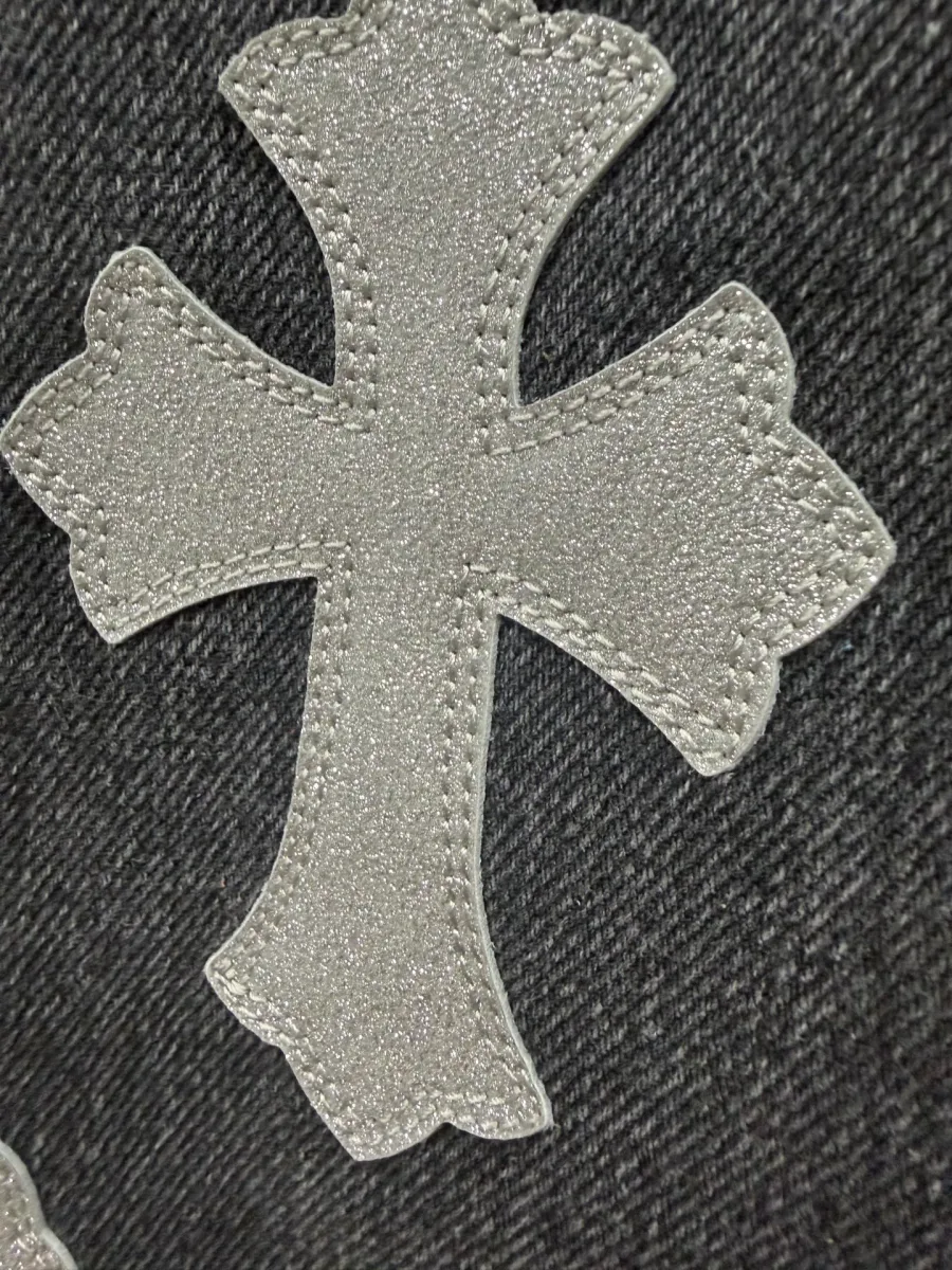 Серебристый кожаный патч в виде креста на джинсах Chrome Hearts