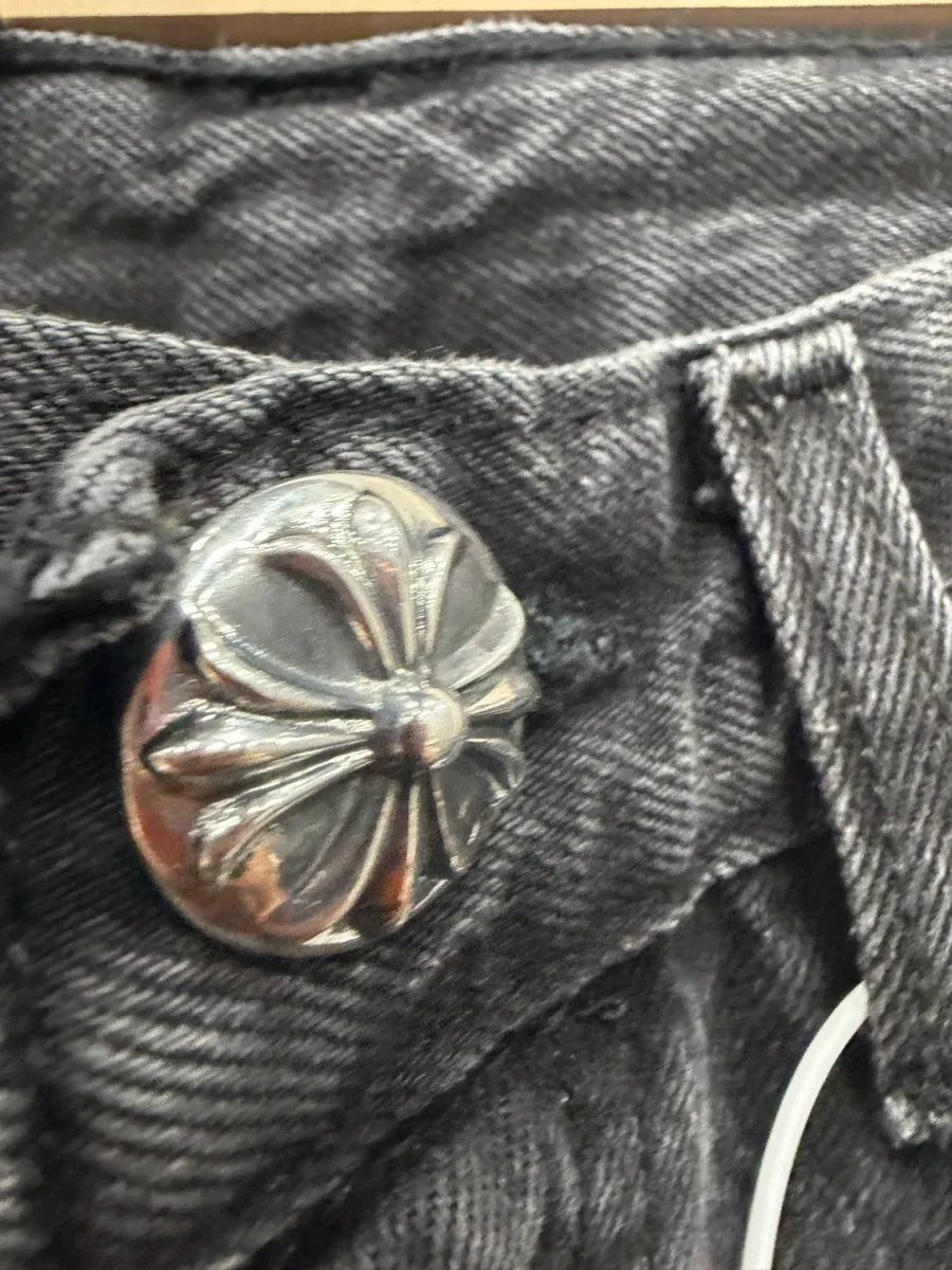 Металлическая пуговица с гравировкой Chrome Hearts на поясе джинсов