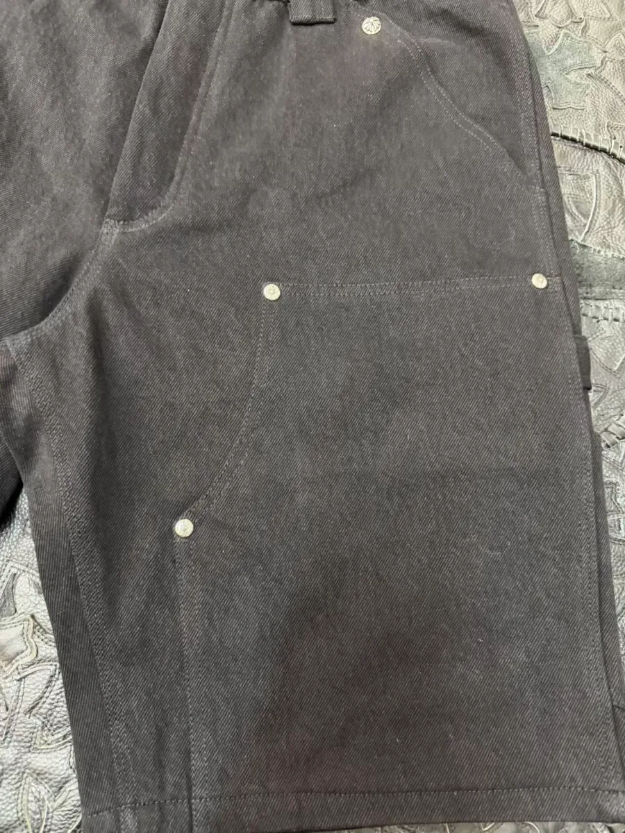 Деталь кроя double knee на шортах Chrome Hearts