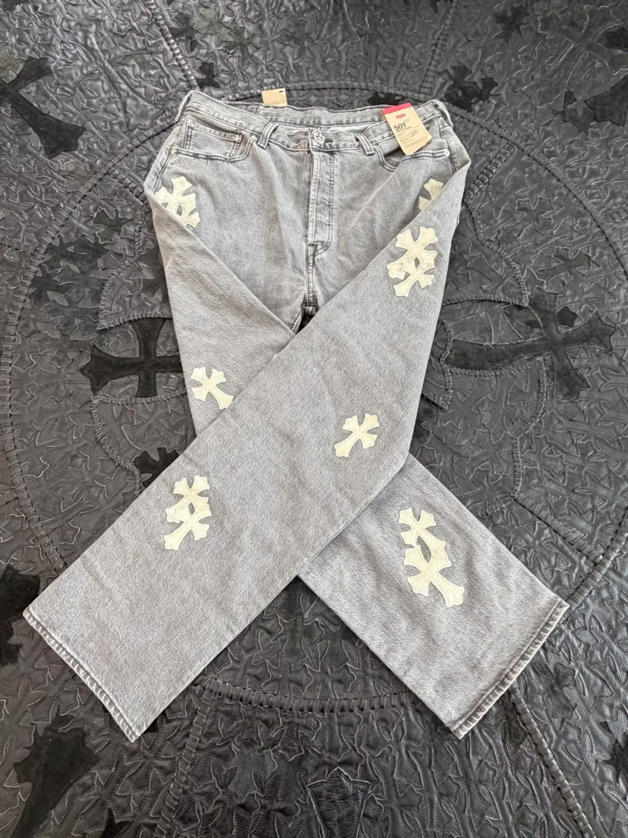 Серые джинсы Chrome Hearts x Levi's 501, сложенные крест-накрест