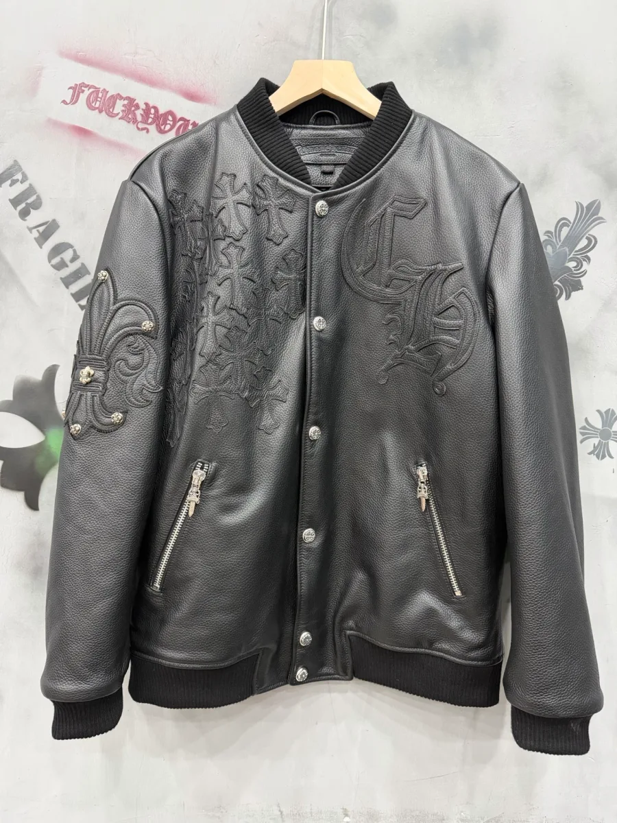 Черная кожаная куртка-бомбер Chrome Hearts с нашивками, вид спереди