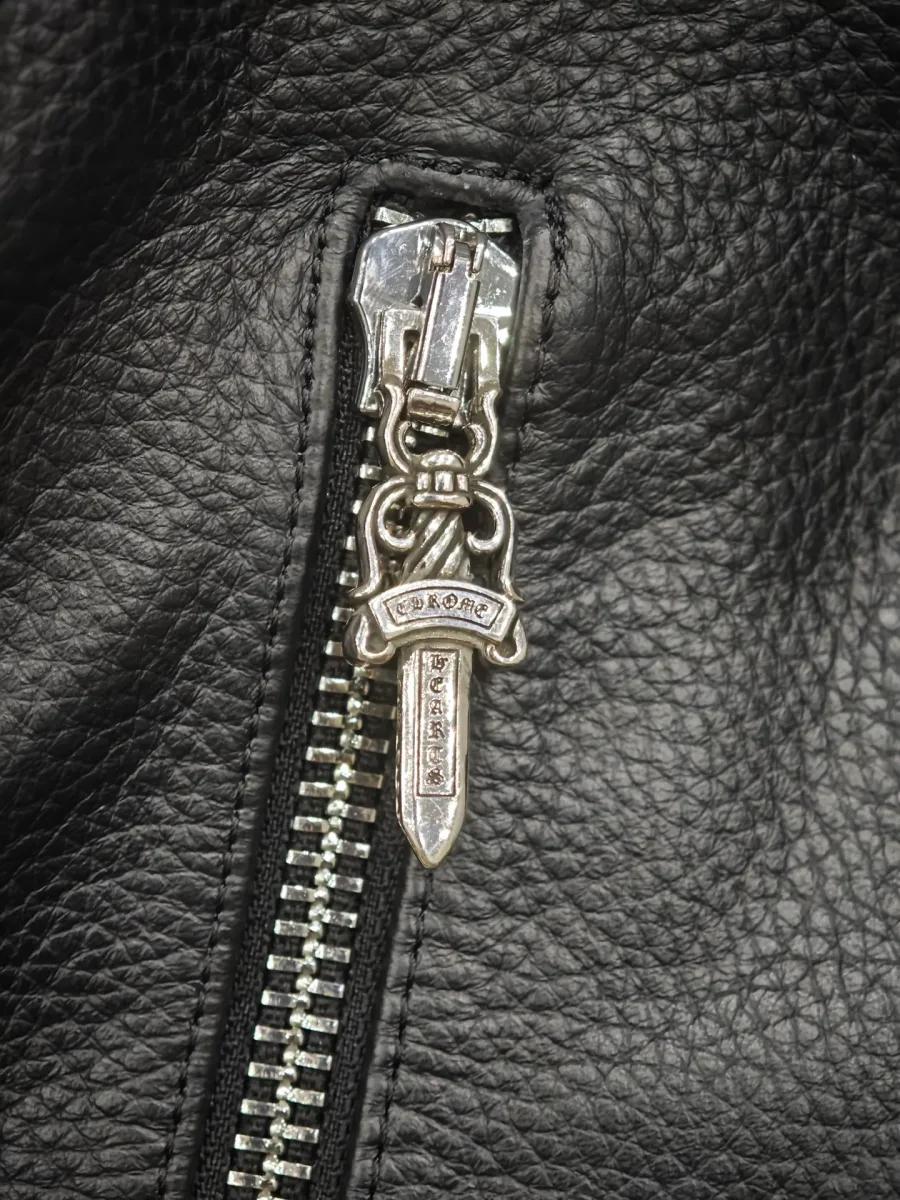 Серебряный пуллер молнии в виде кинжала Chrome Hearts