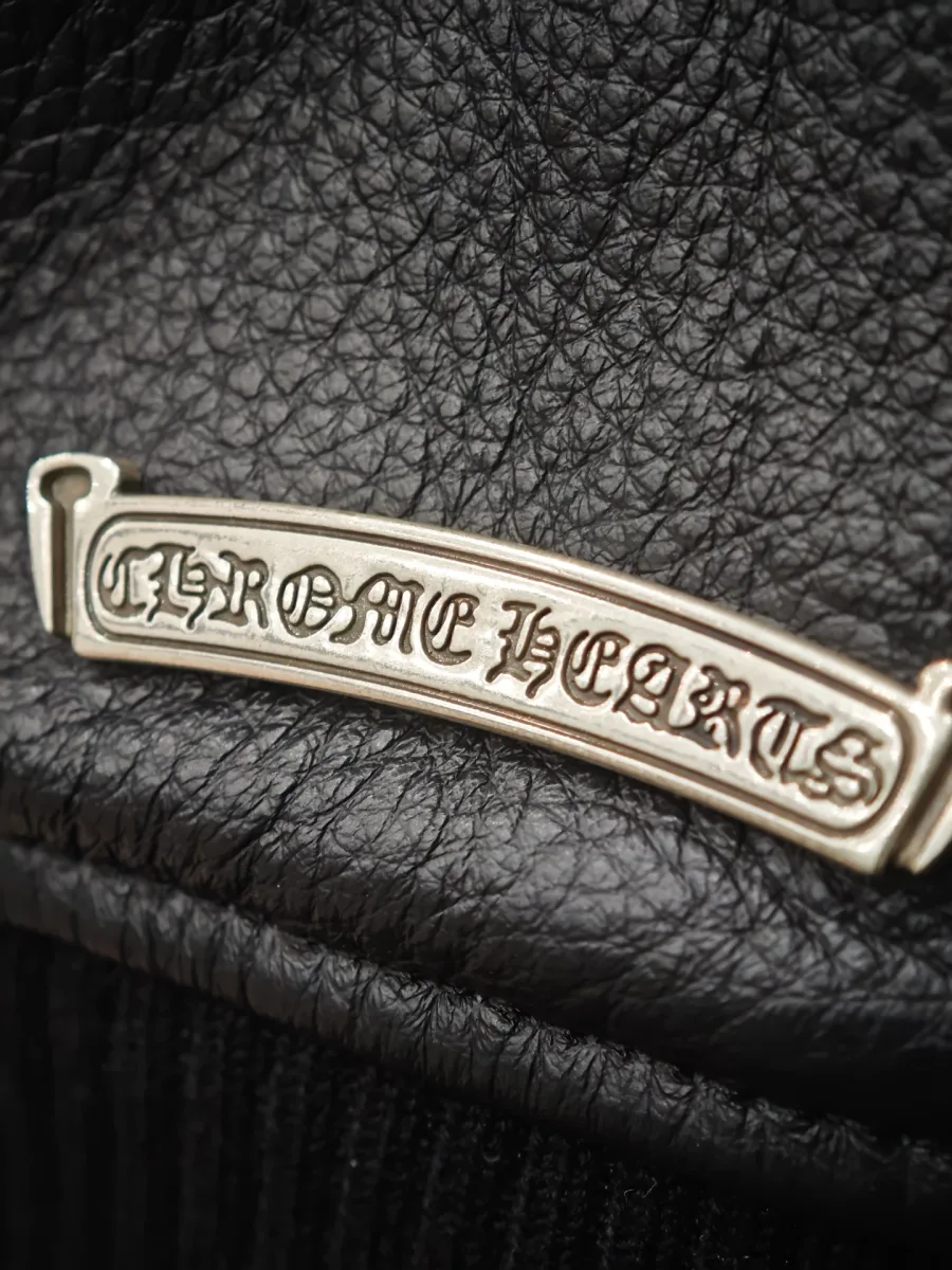 Металлическая пластина с логотипом Chrome Hearts на куртке