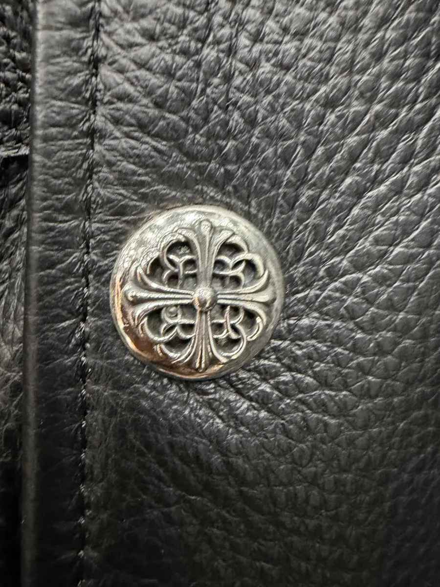 Металлическая кнопка с фирменным крестом Chrome Hearts