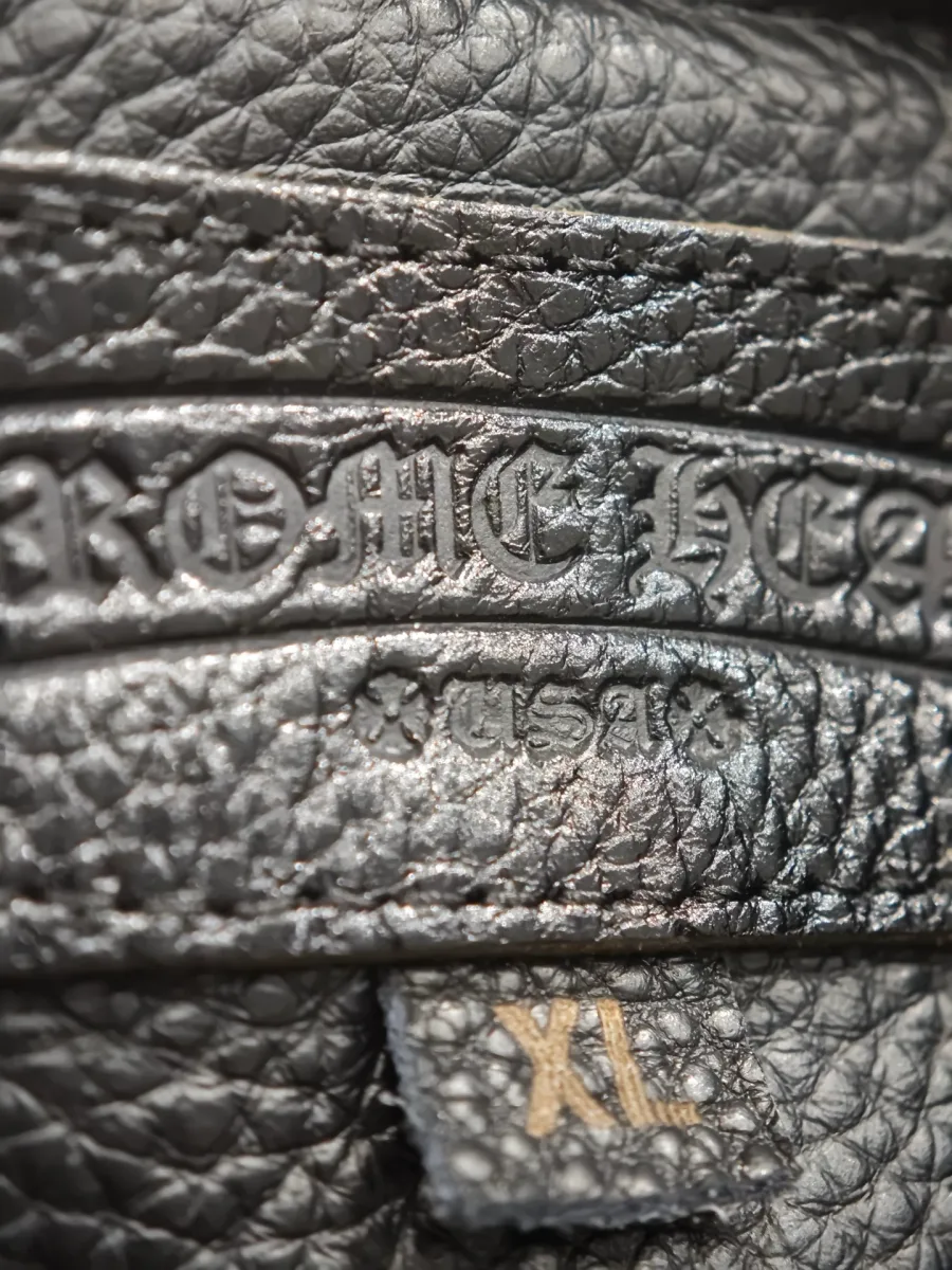 Внутренний кожаный ярлык Chrome Hearts с указанием размера XL