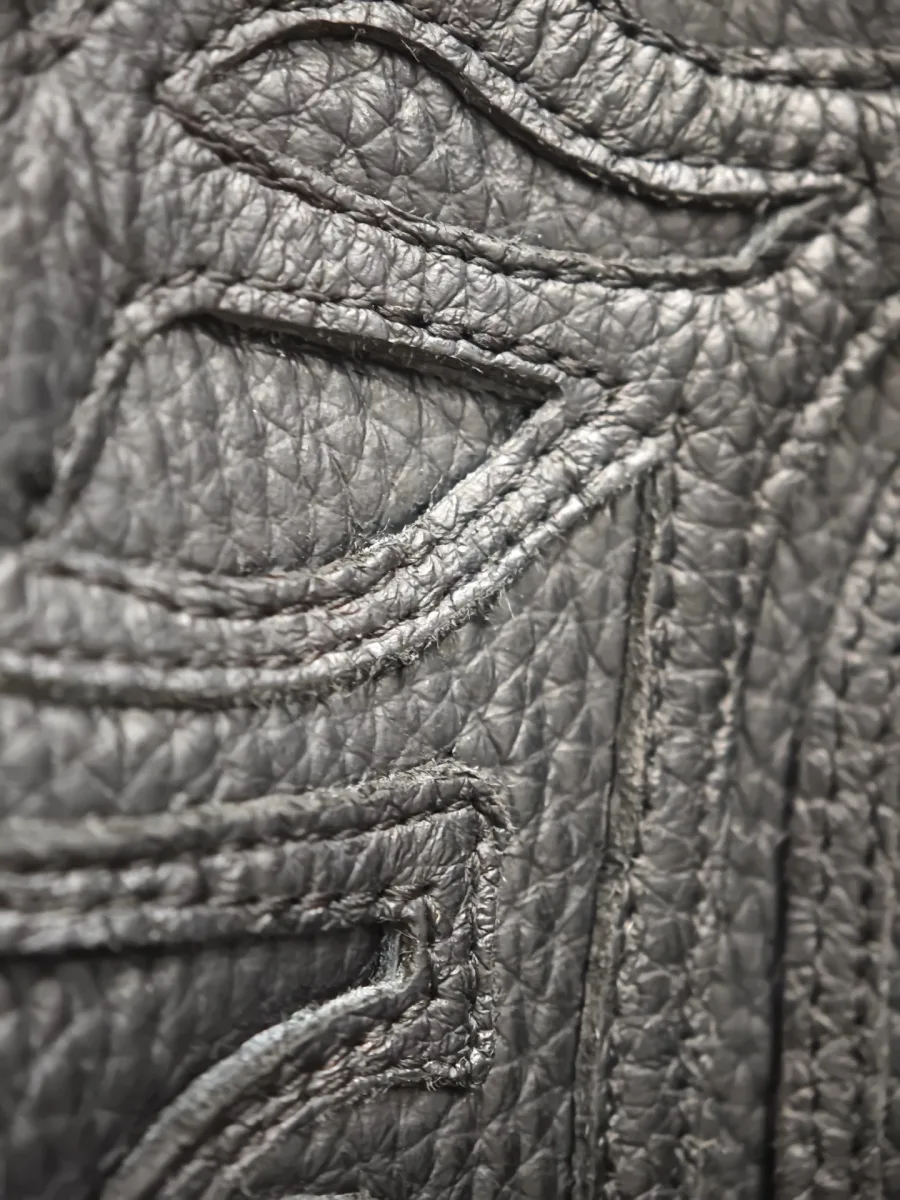 Текстура зернистой кожи куртки Chrome Hearts