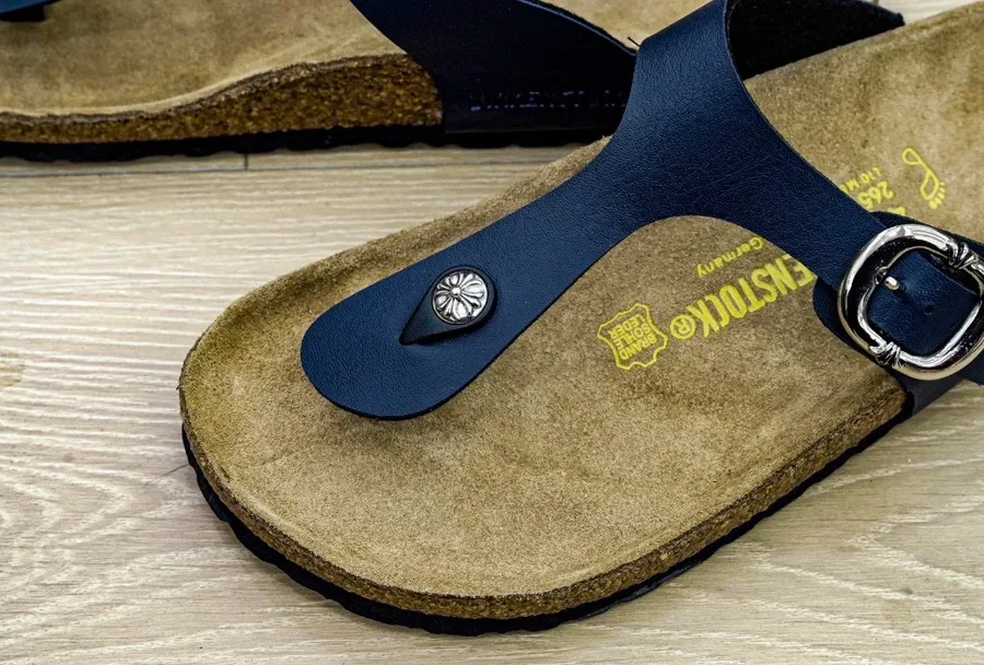 Деталь синих кожаных сандалий Chrome Hearts x Birkenstock с серебряной пряжкой
