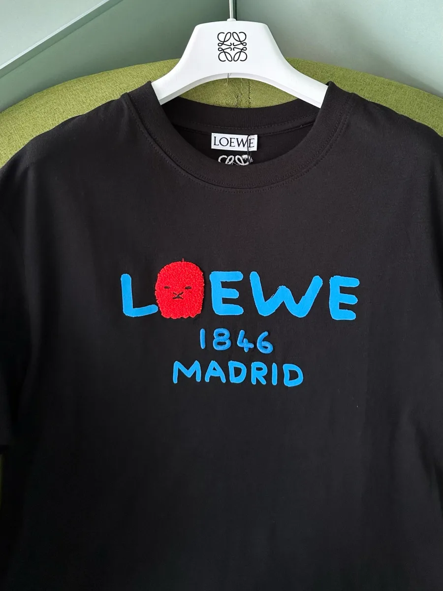 Крупный план синей надписи Loewe 1846 Madrid спереди