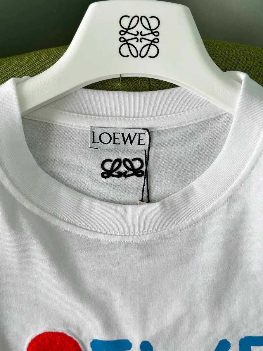 Круглый вырез горловины и фирменная бирка Loewe на вешалке