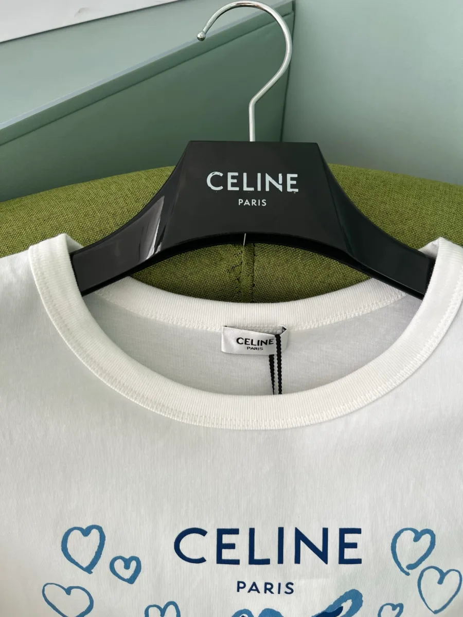 Круглый вырез горловины белой футболки с фирменной биркой Celine