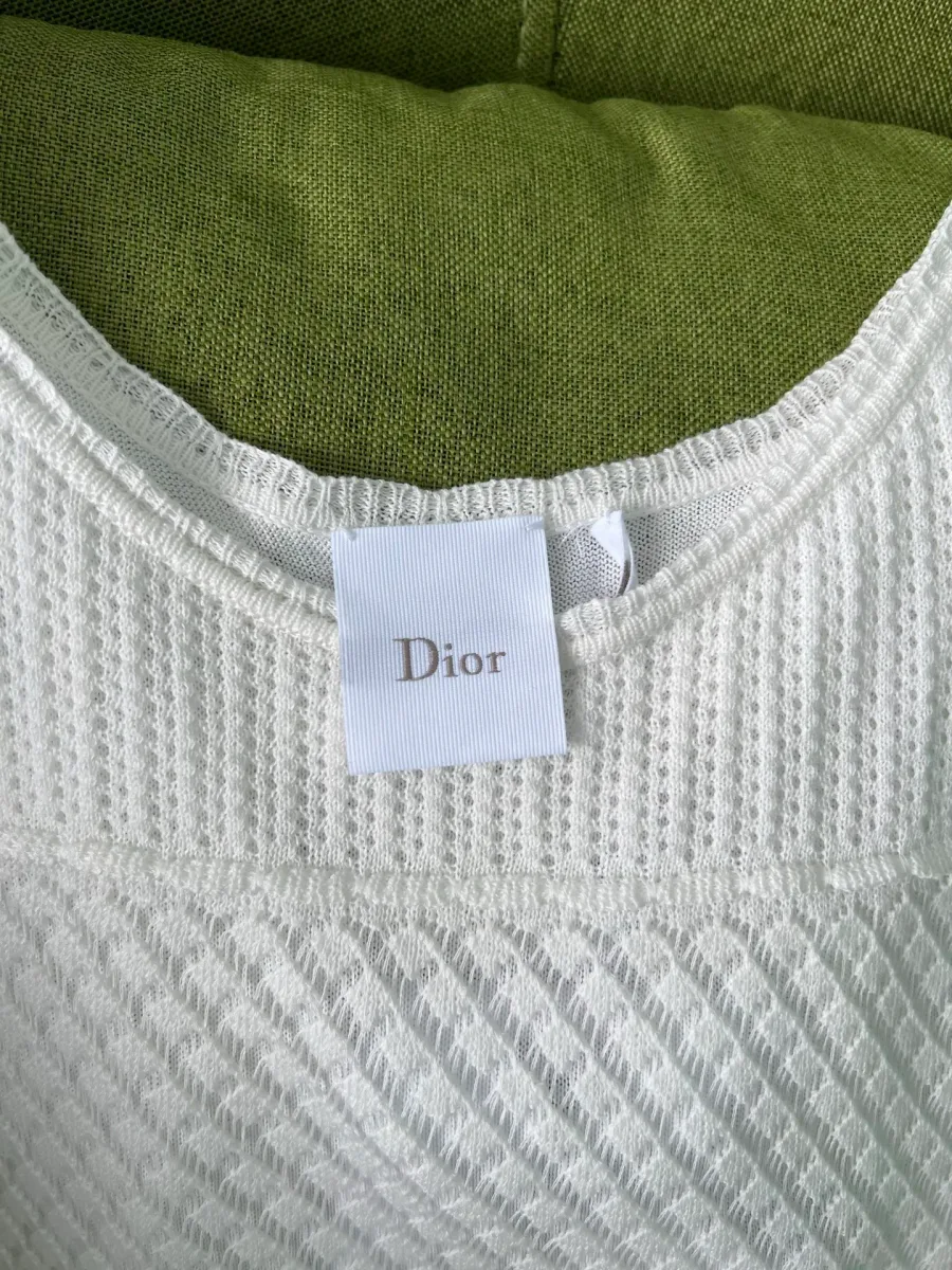 Внутренний тканевый ярлык с логотипом Dior на вырезе платья