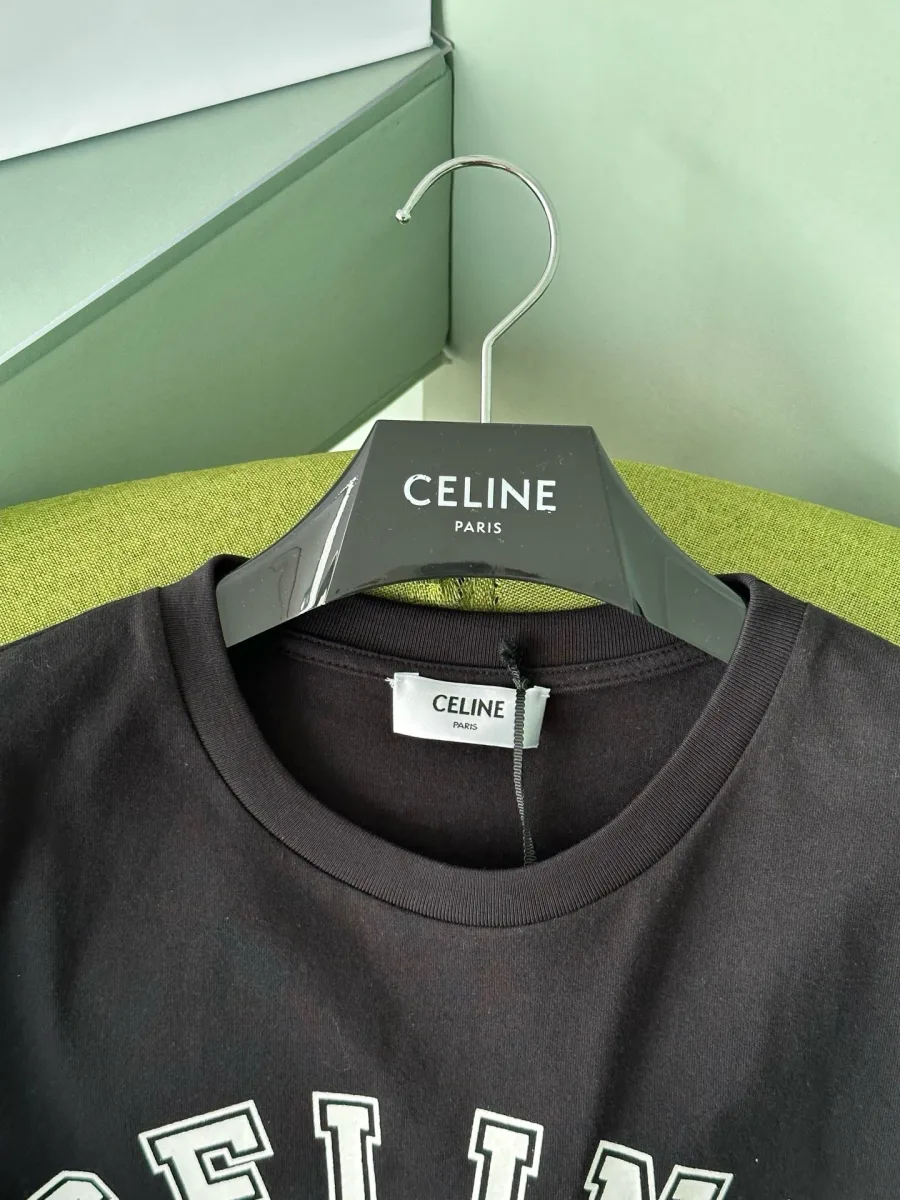 Круглый вырез горловины чёрной футболки с биркой бренда Celine