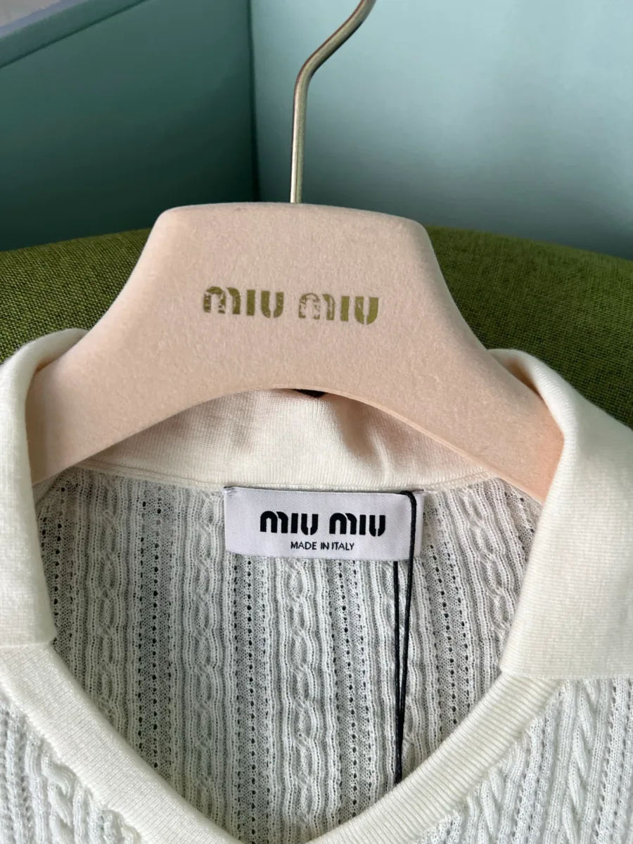 Вшитая бирка Miu Miu с указанием бренда на внутренней стороне горловины