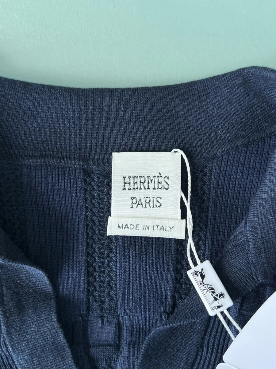 Отложной воротник с V-образным вырезом и тканевый ярлык Hermès Paris
