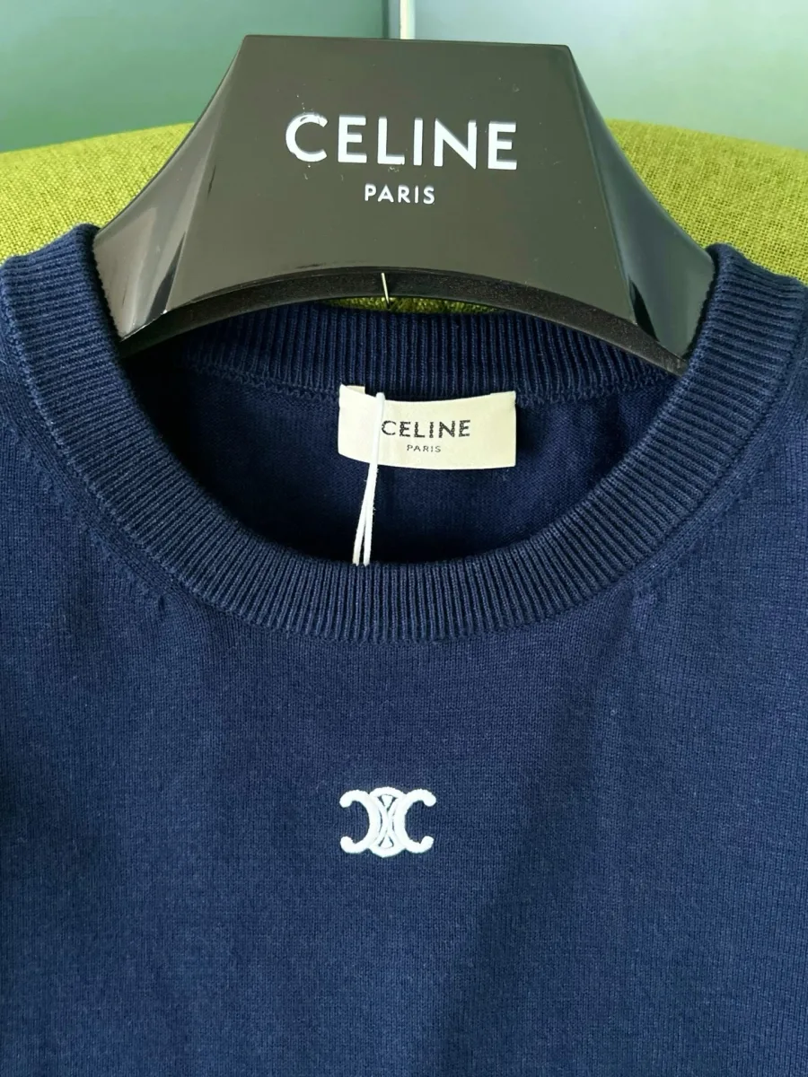 Крупный план круглого выреза горловины с биркой Celine и вышивкой Triomphe