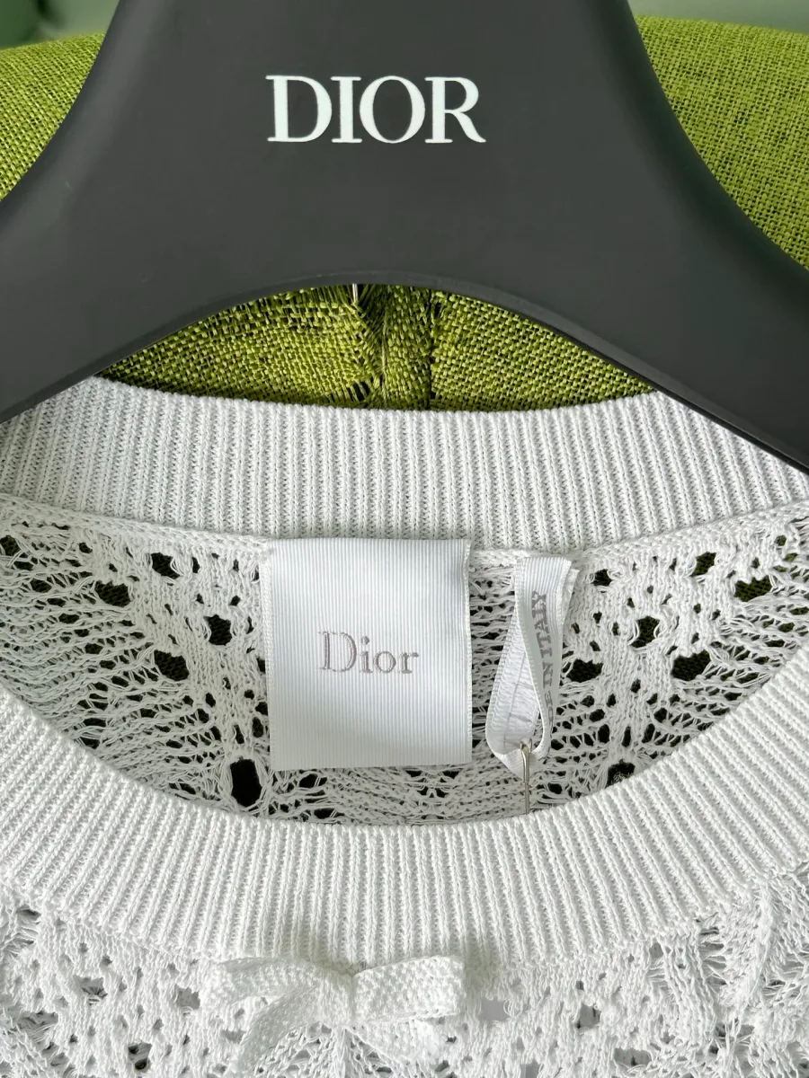Фирменная бирка Dior на горловине белой вязаной футболки