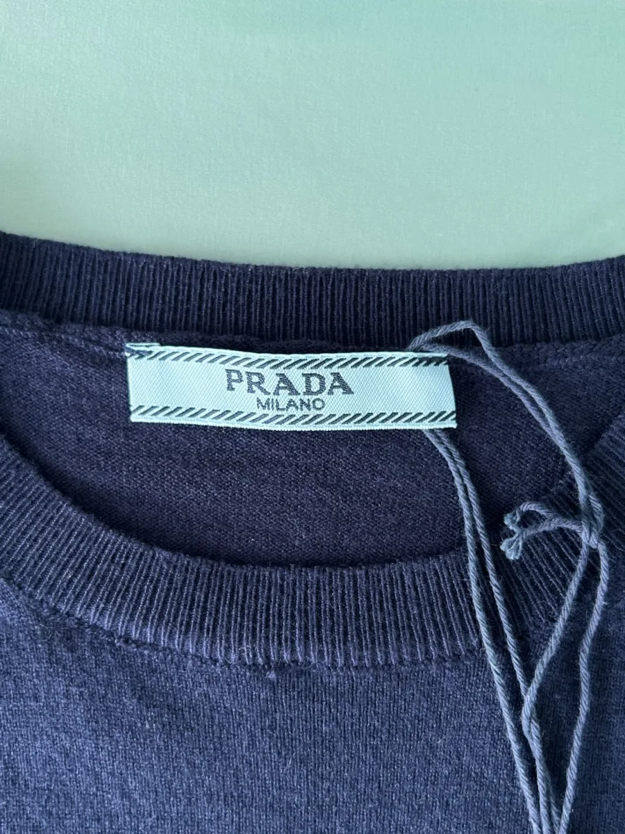 Тканевая бирка Prada на внутренней стороне ворота футболки