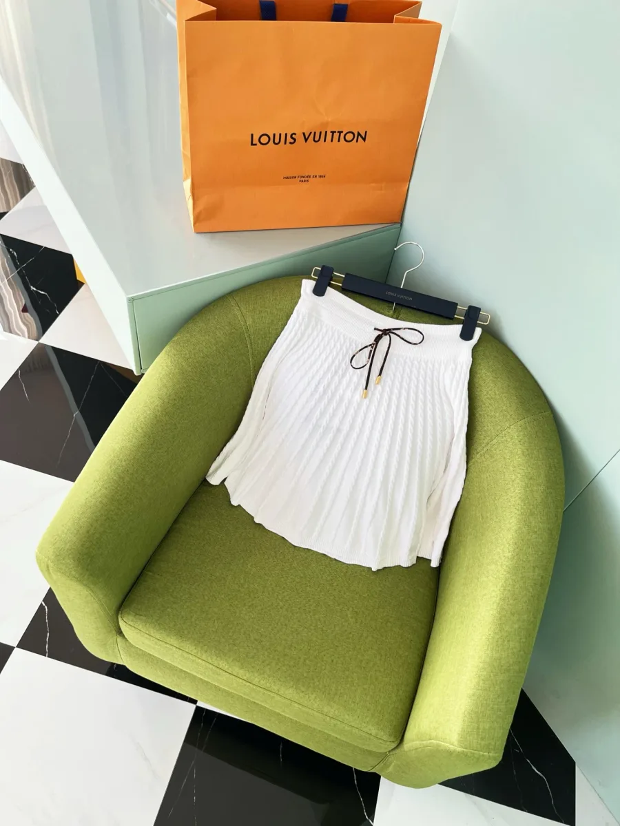 Белая трикотажная юбка Louis Vuitton на зелёном кресле, общий вид спереди