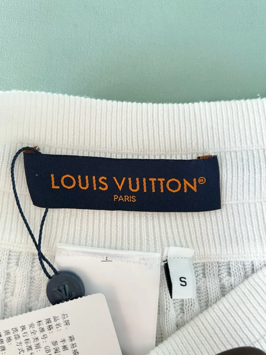 Вшитая текстильная бирка Louis Vuitton Paris и ярлык размера S на поясе