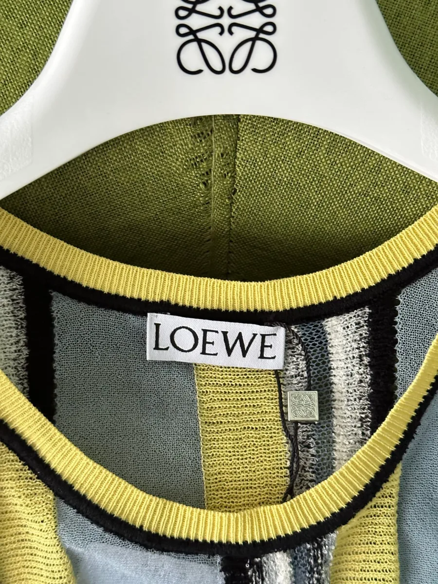 Фирменная бирка Loewe на контрастной горловине трикотажного топа