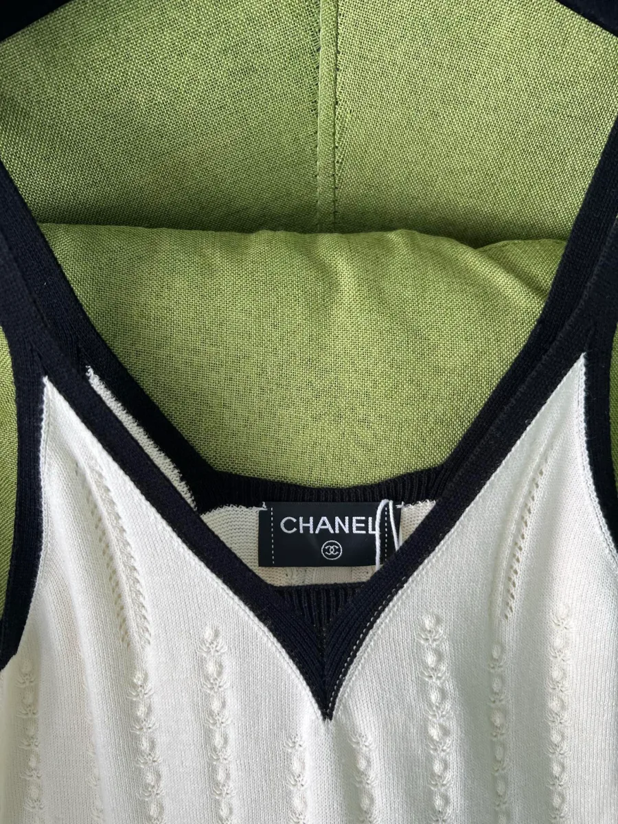 Крупный план выреза на спинке с чёрным кантом и фирменным ярлыком Chanel