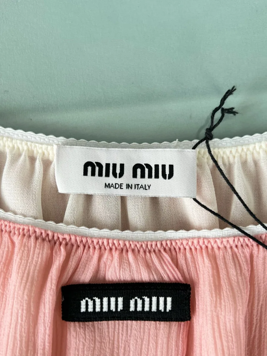 Фирменная бирка Miu Miu и вышитый логотип на груди крупным планом