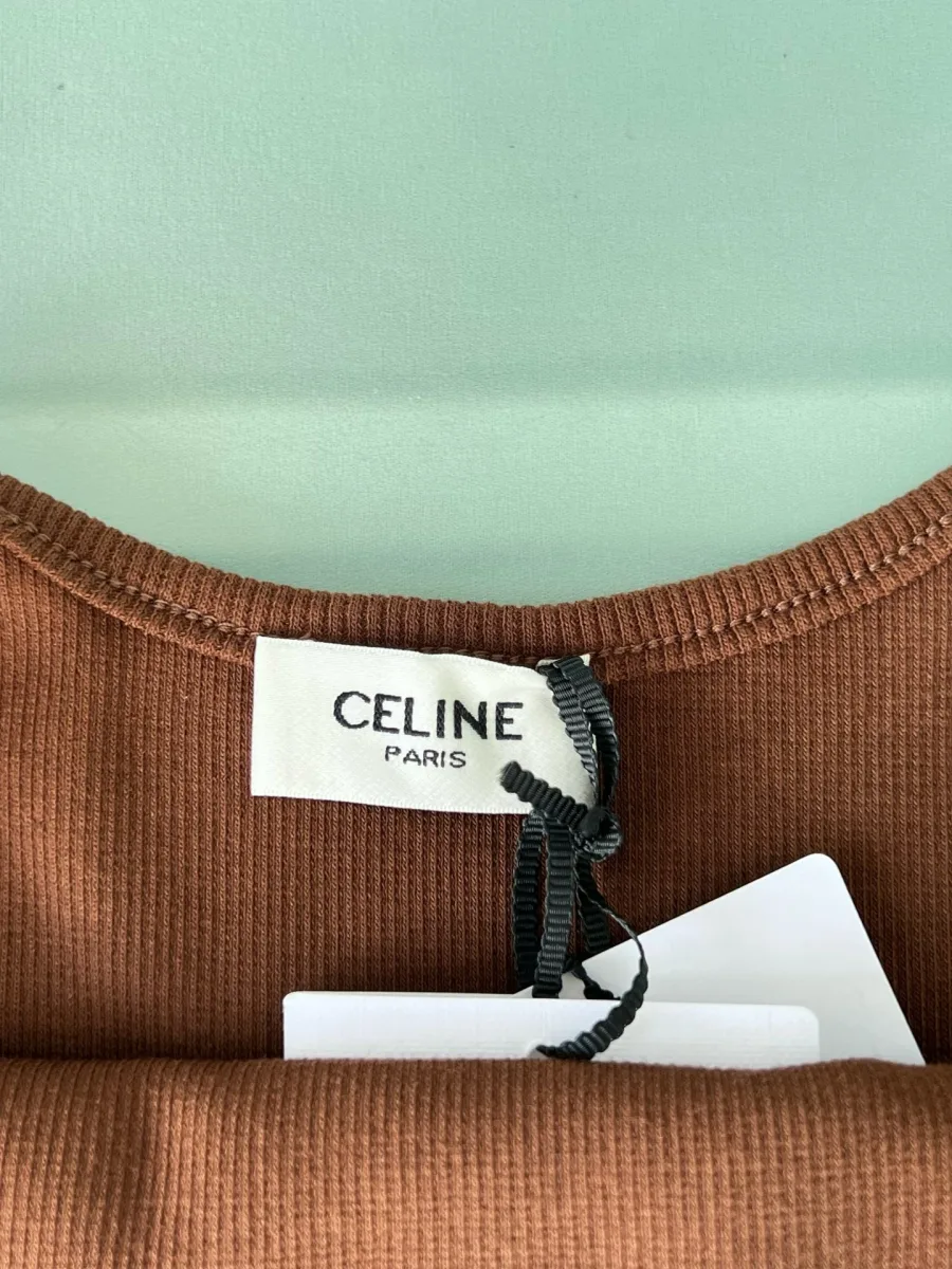 Тканевый ярлык с логотипом Celine Paris на вырезе горловины
