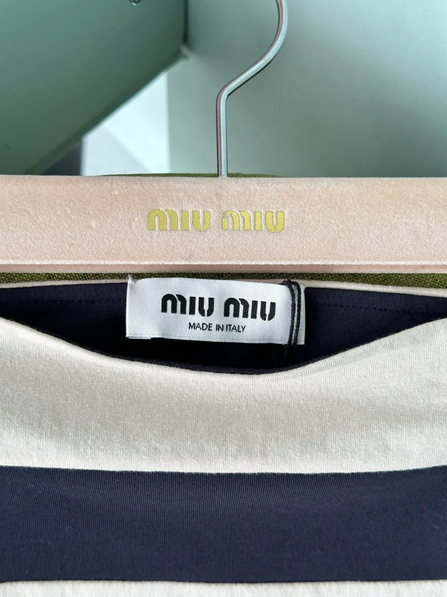 Бирка Miu Miu на внутренней стороне топа