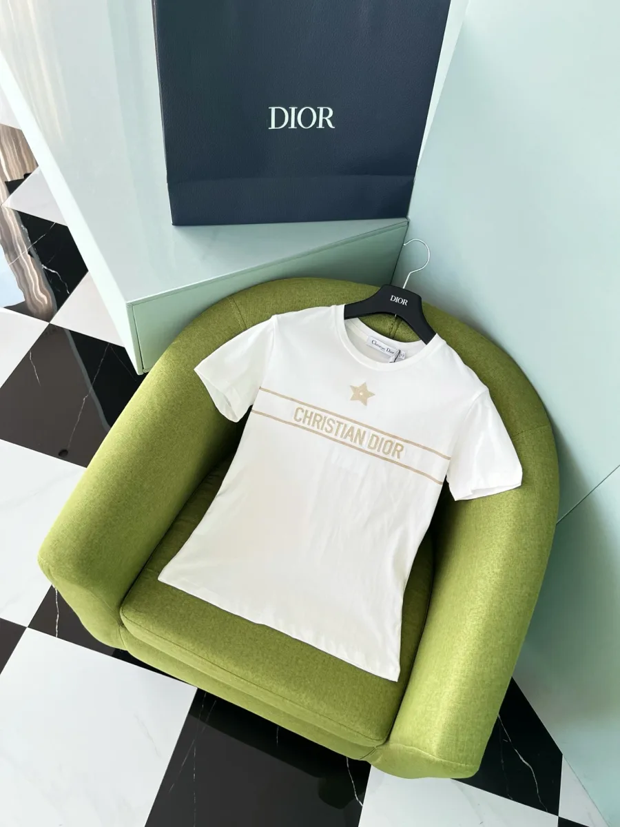 Белая женская футболка с золотистой надписью Christian Dior, вид спереди