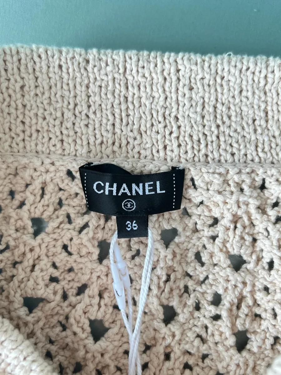 Фирменный тканый ярлык Chanel с указанием размера на поясе юбки