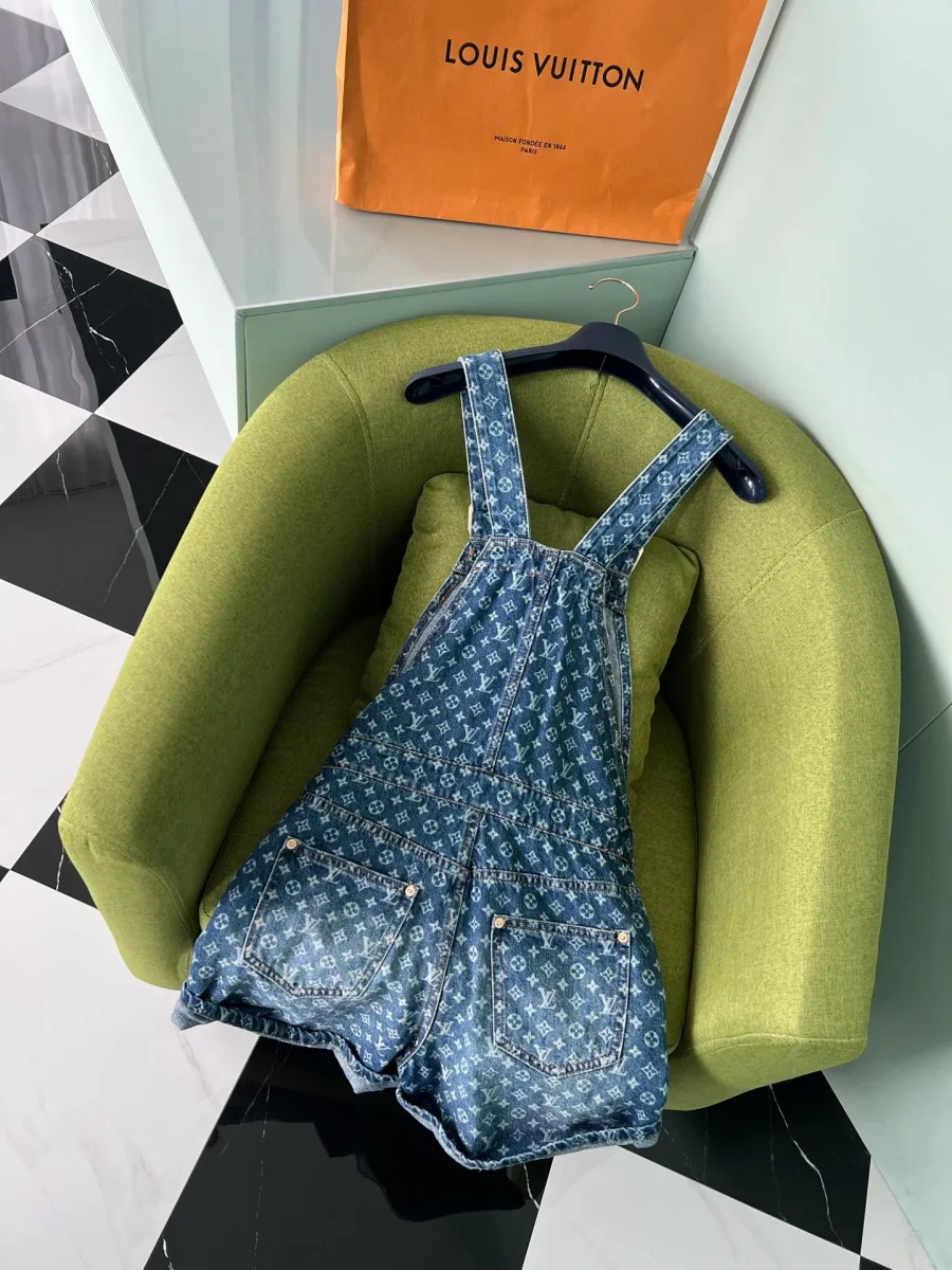 Джинсовый комбинезон с шортами и узором Monogram, вид спереди