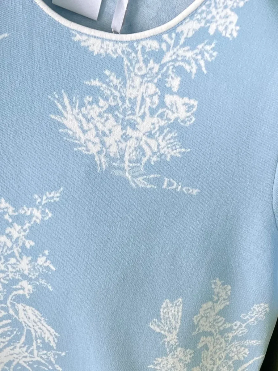 Крупный план фактурного жаккардового узора с надписью Dior