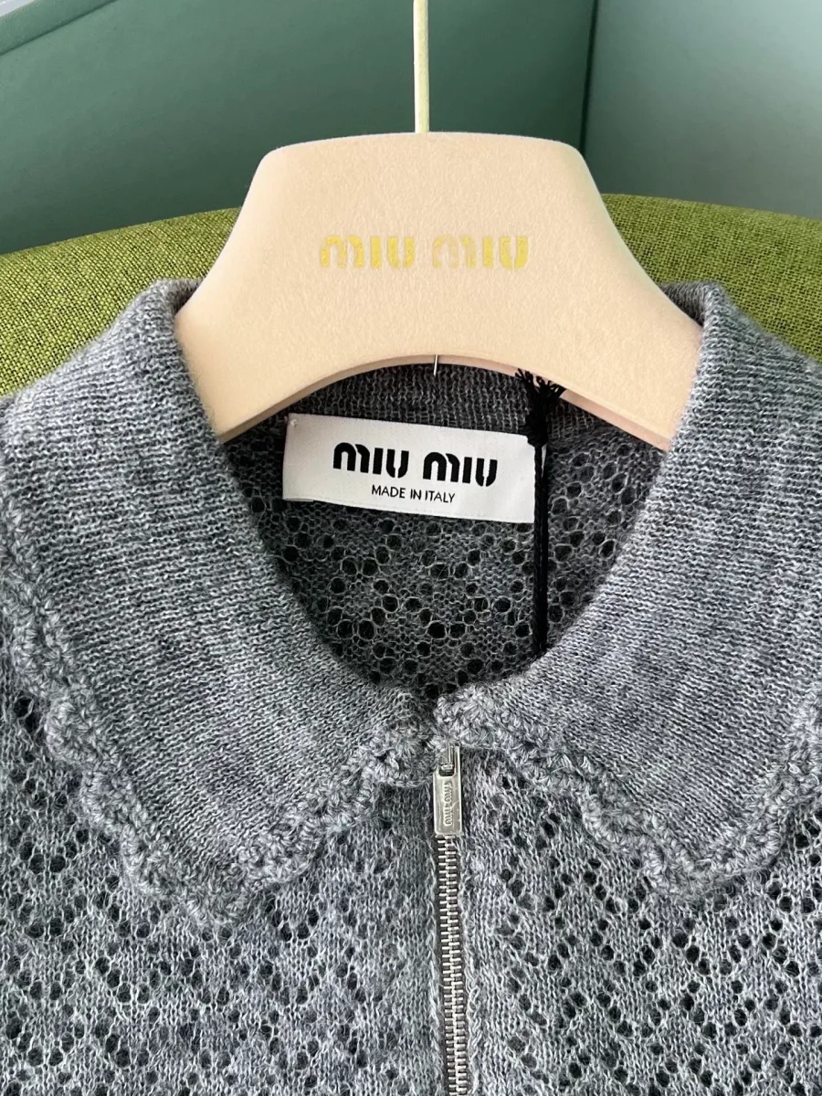 Отложной воротник и бирка Miu Miu крупным планом
