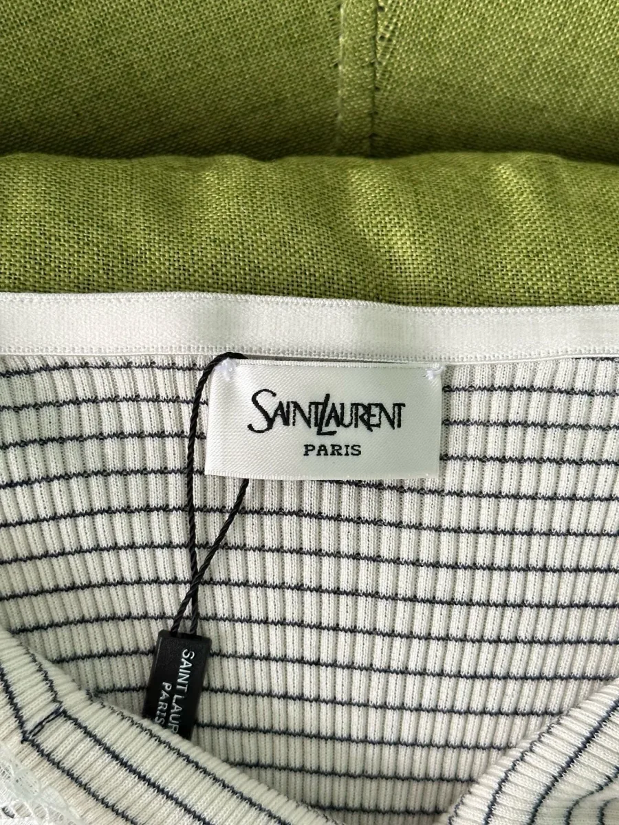 Внутренняя бирка Saint Laurent Paris на горловине трикотажного полотна в полоску