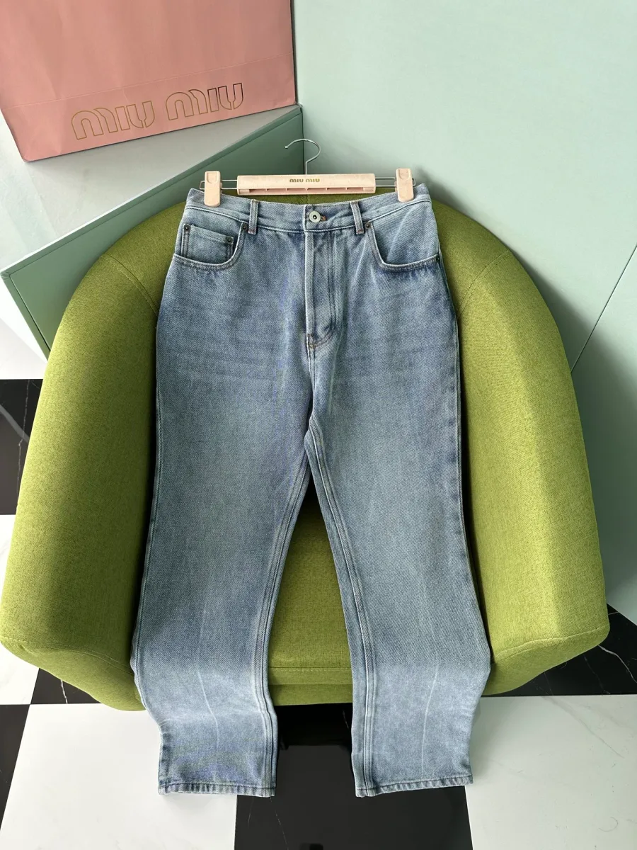 Голубые прямые джинсы из денима, вид спереди