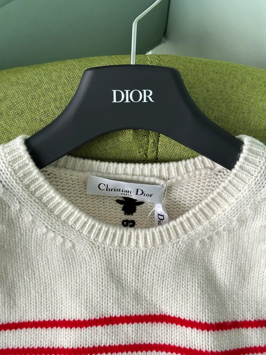 Круглый вырез горловины с биркой бренда Christian Dior крупным планом