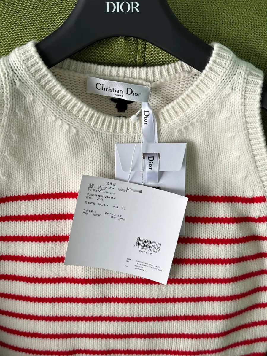Верхняя часть топа с фирменными бирками и ярлыками Christian Dior