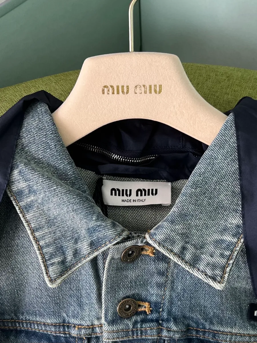 Отложной воротник куртки и фирменная бирка Miu Miu крупным планом