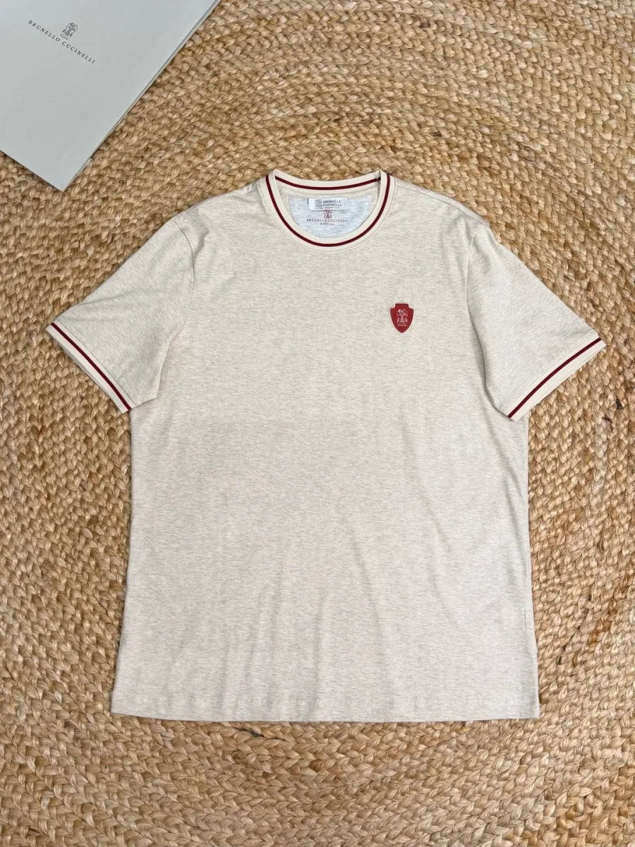 Бежевая футболка с короткими рукавами, контрастной отделкой горловины и манжет, вид спереди