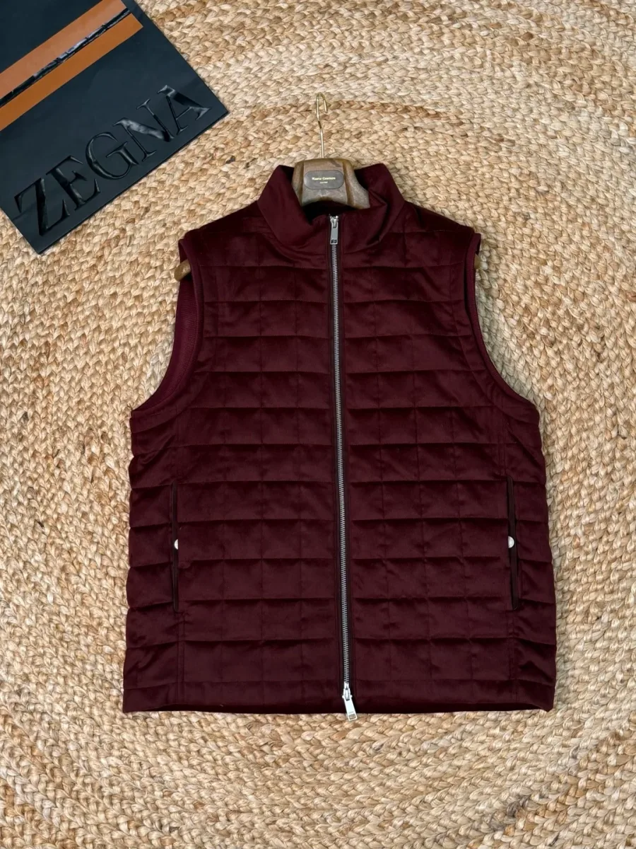 Бордовый стёганый жилет Zegna, вид спереди на круглом плетёном ковре