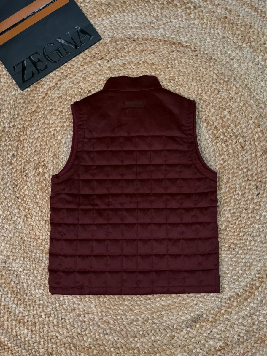 Бордовый стёганый жилет Zegna, вид со спины на плетёном ковре
