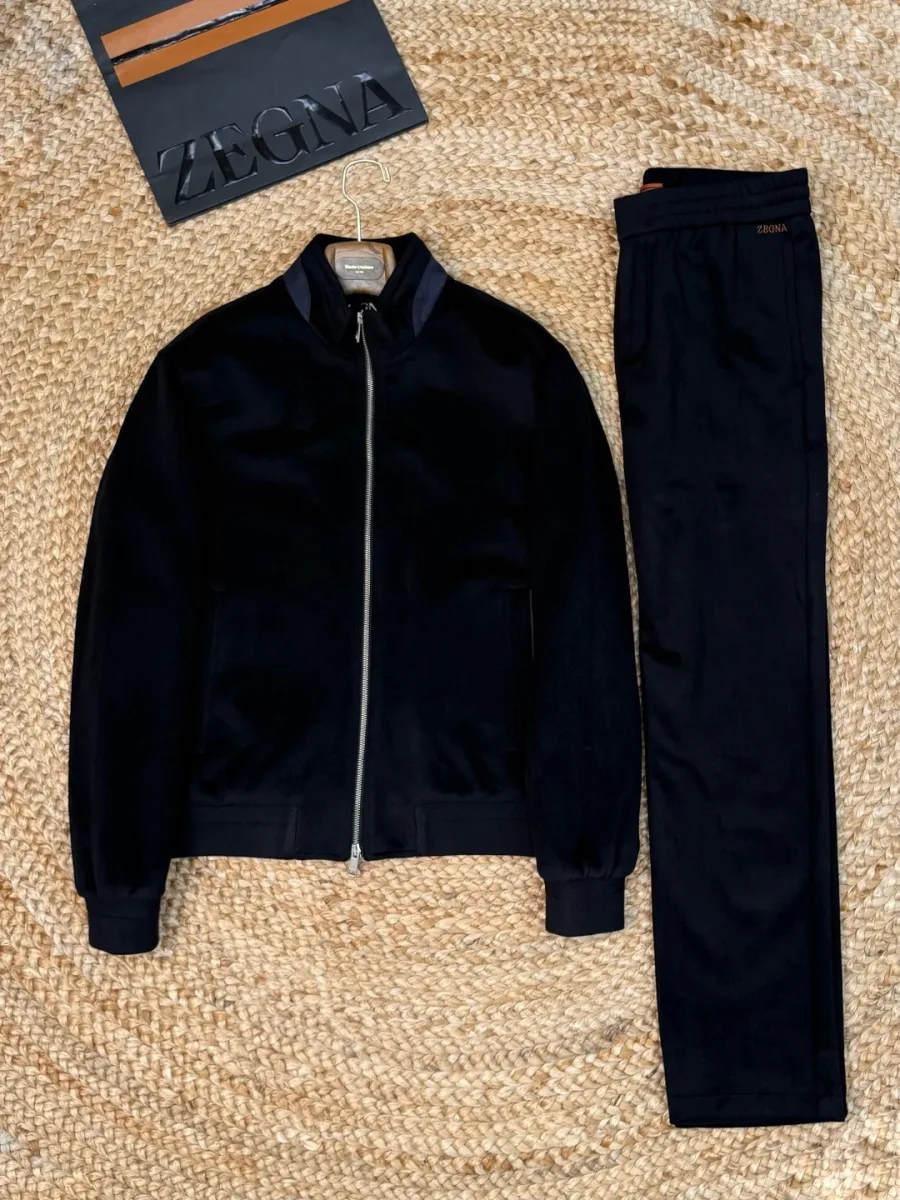 Чёрный костюм Zegna с курткой на молнии и брюками, раскладка