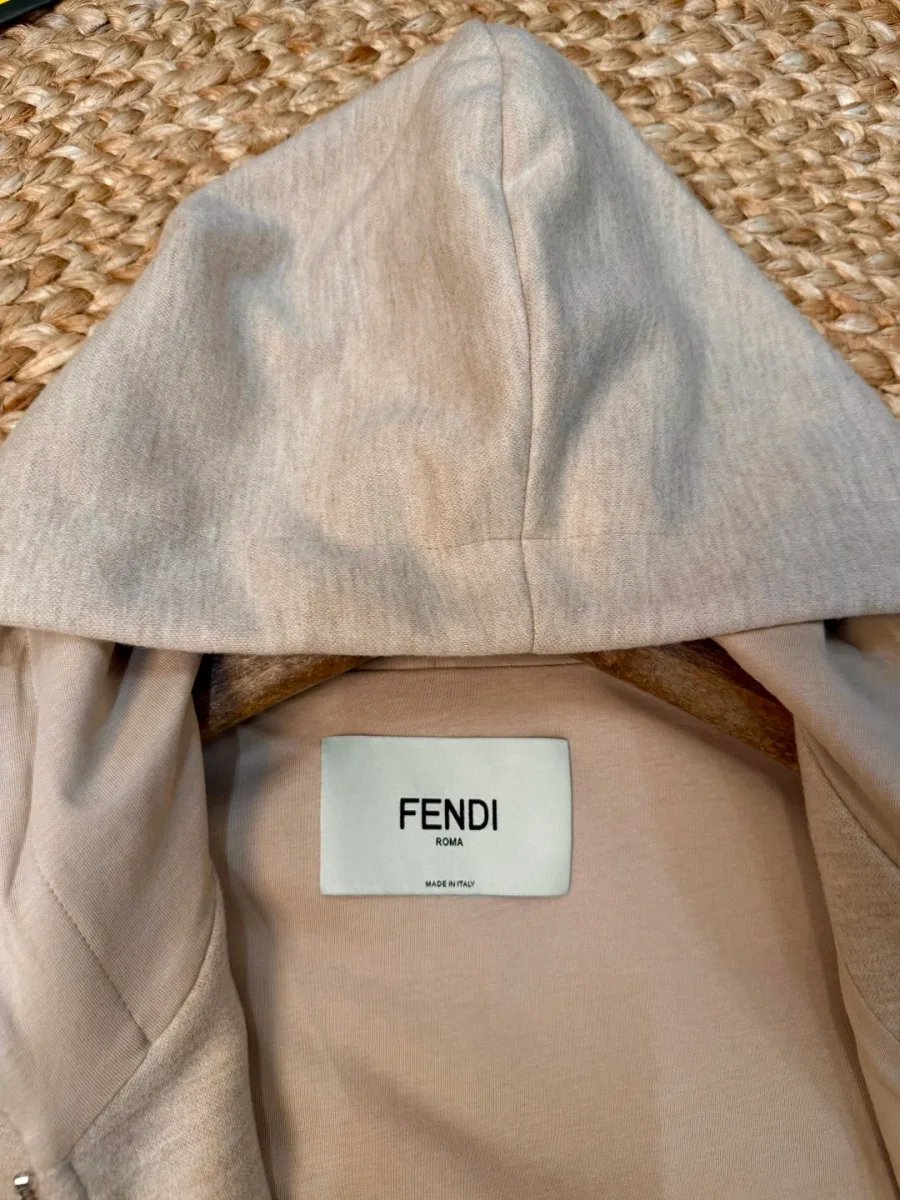 Внутренняя сторона капюшона толстовки с пришивной биркой Fendi крупным планом